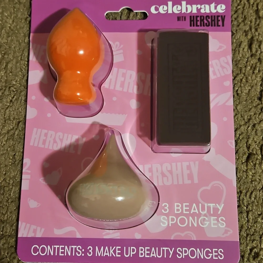 Hershey's Kisses Eyeshadow Palette and Beauty Sponges Set - Picture 4 of 4